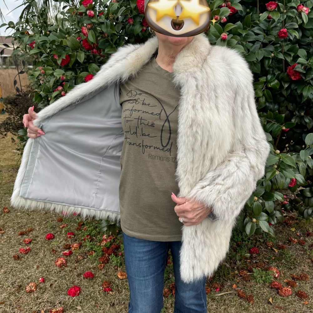 Beautiful Vintage Silver Fox Fur Coat by Saga - Picture 3 of 10